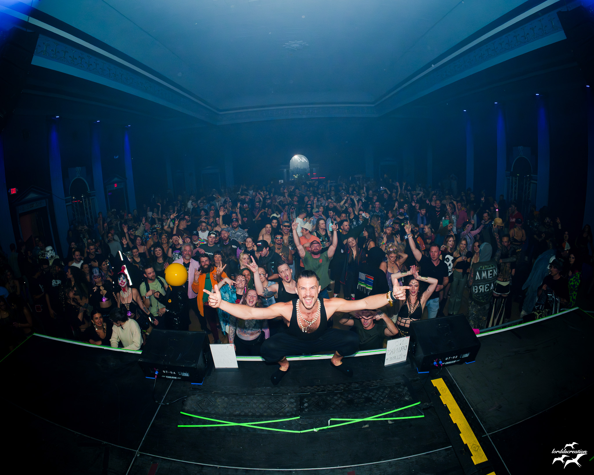 Akriza performing live with crowd