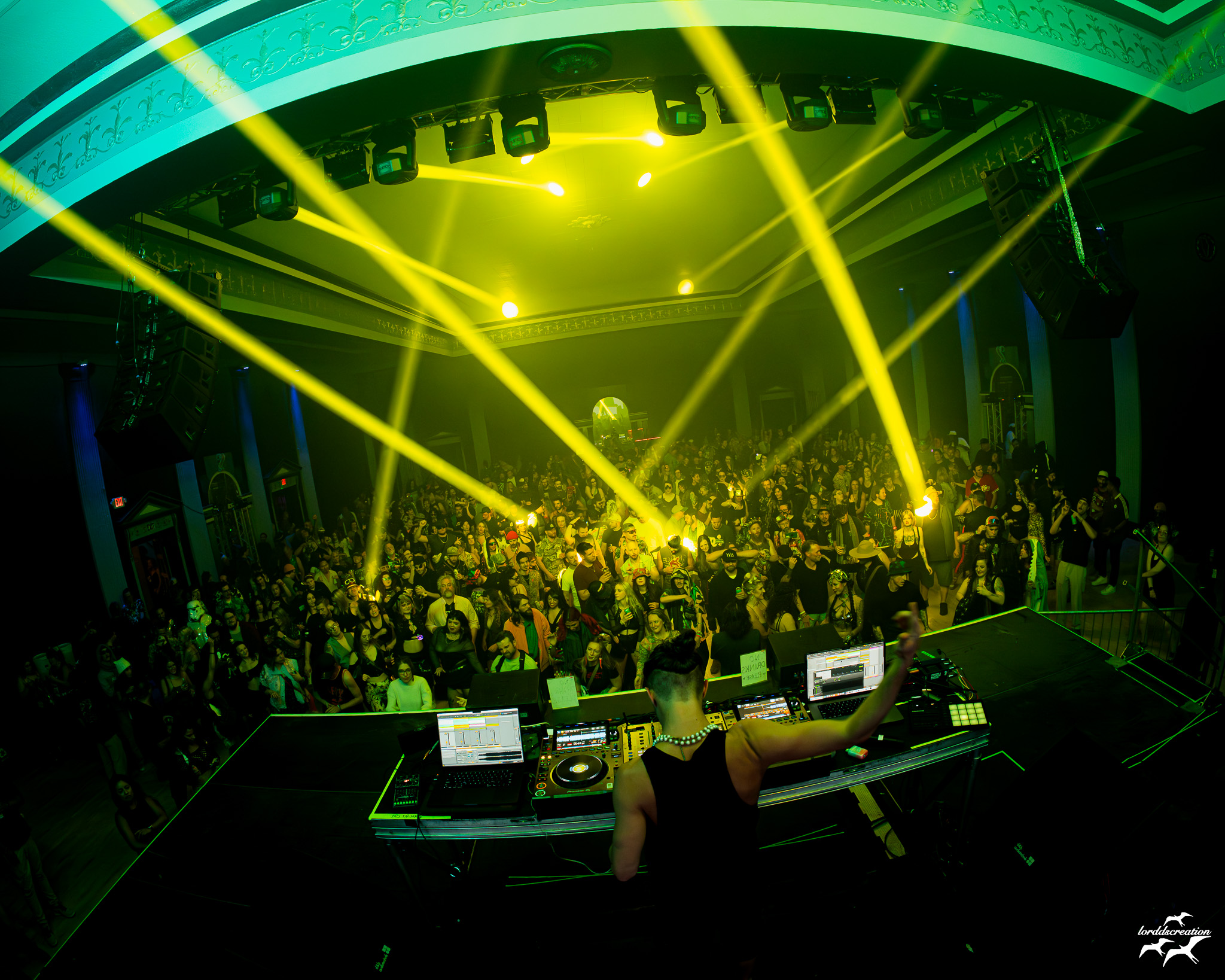 Akriza performing live